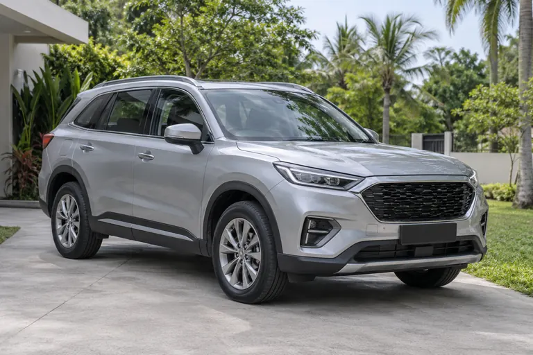 SUV di halaman kediaman.